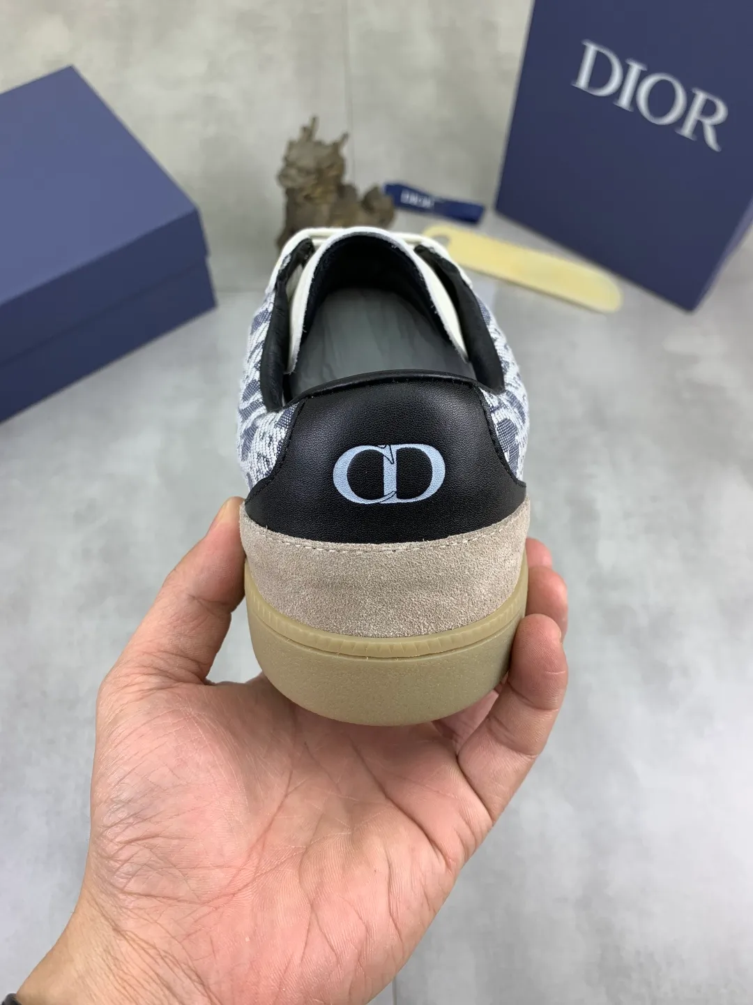 Men's shoes 💰P360 New Dior B01 moral training shoes, white first-layer cowhide, original molded outsole. New to the fall collection, this sneaker marks the return of a Dior classic, reinterpreted in a stylish and elegant silhouette. Crafted from white smooth first-grain cowhide with a tonal silk sheepskin lining, it features the Dior logo on the tongue and inner sides, and a CD icon on the heel. Paired with Tpu anti-slip soles of the same color, it can be matched with various styles to create a sophisticated look.  Code number: 38-44